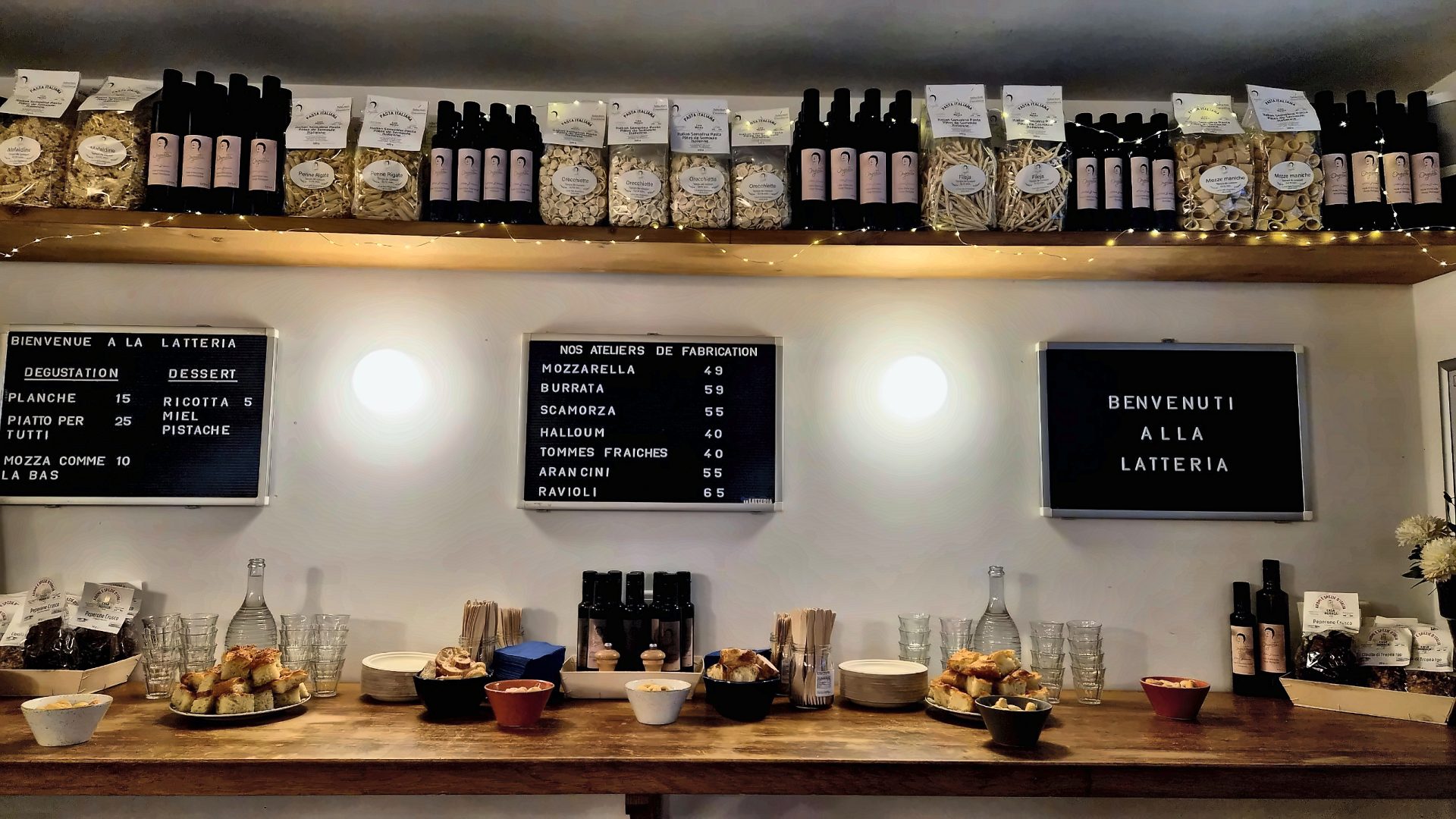 Comptoir de La Latteria avec focaccia, olives et huile d'olive, prêt pour l'Aperitivo Italiano Spritz Connection