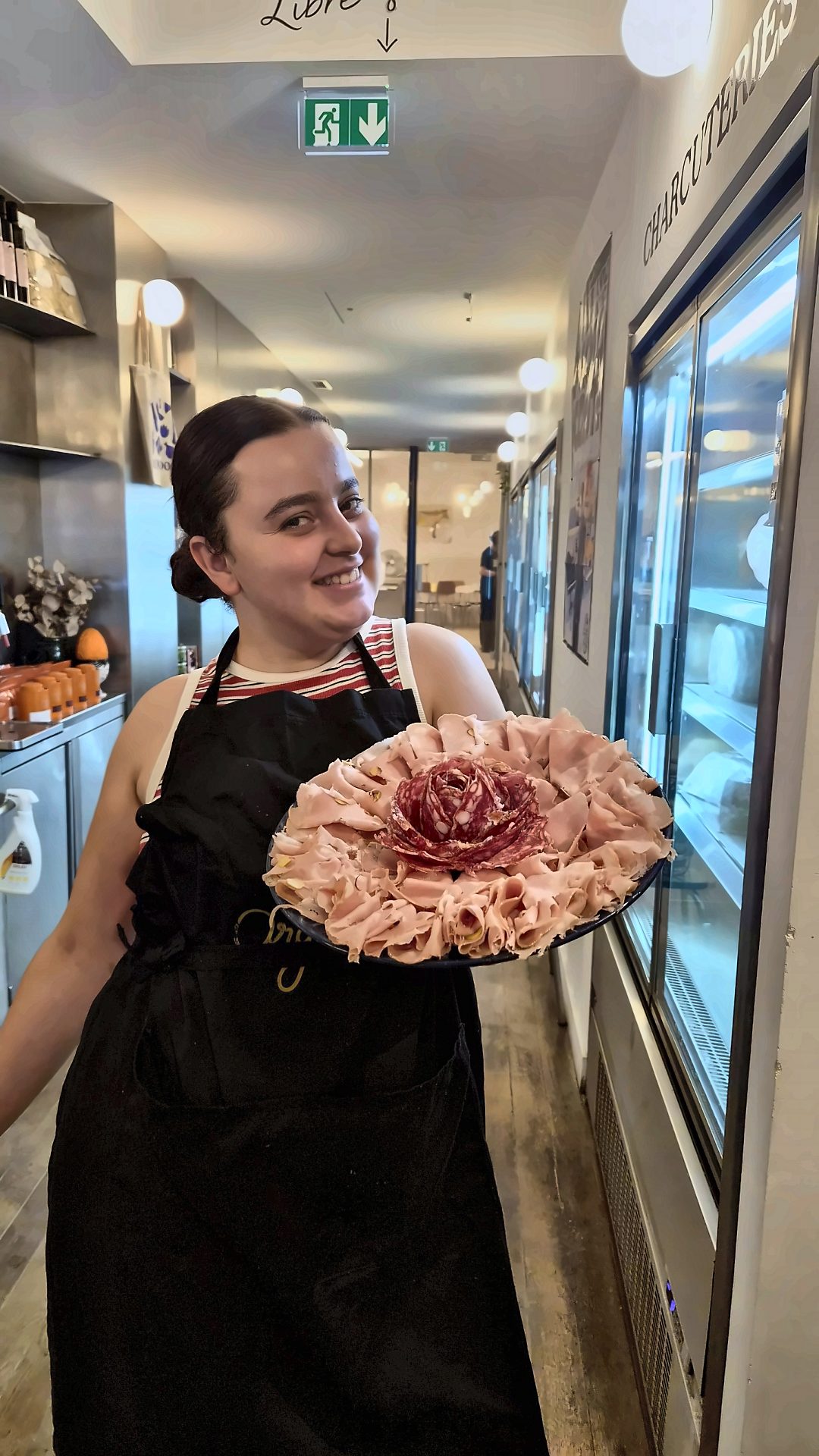 Plateau de charcuteries italiennes en forme de rose servi à La Latteria pendant l'Aperitivo Italien