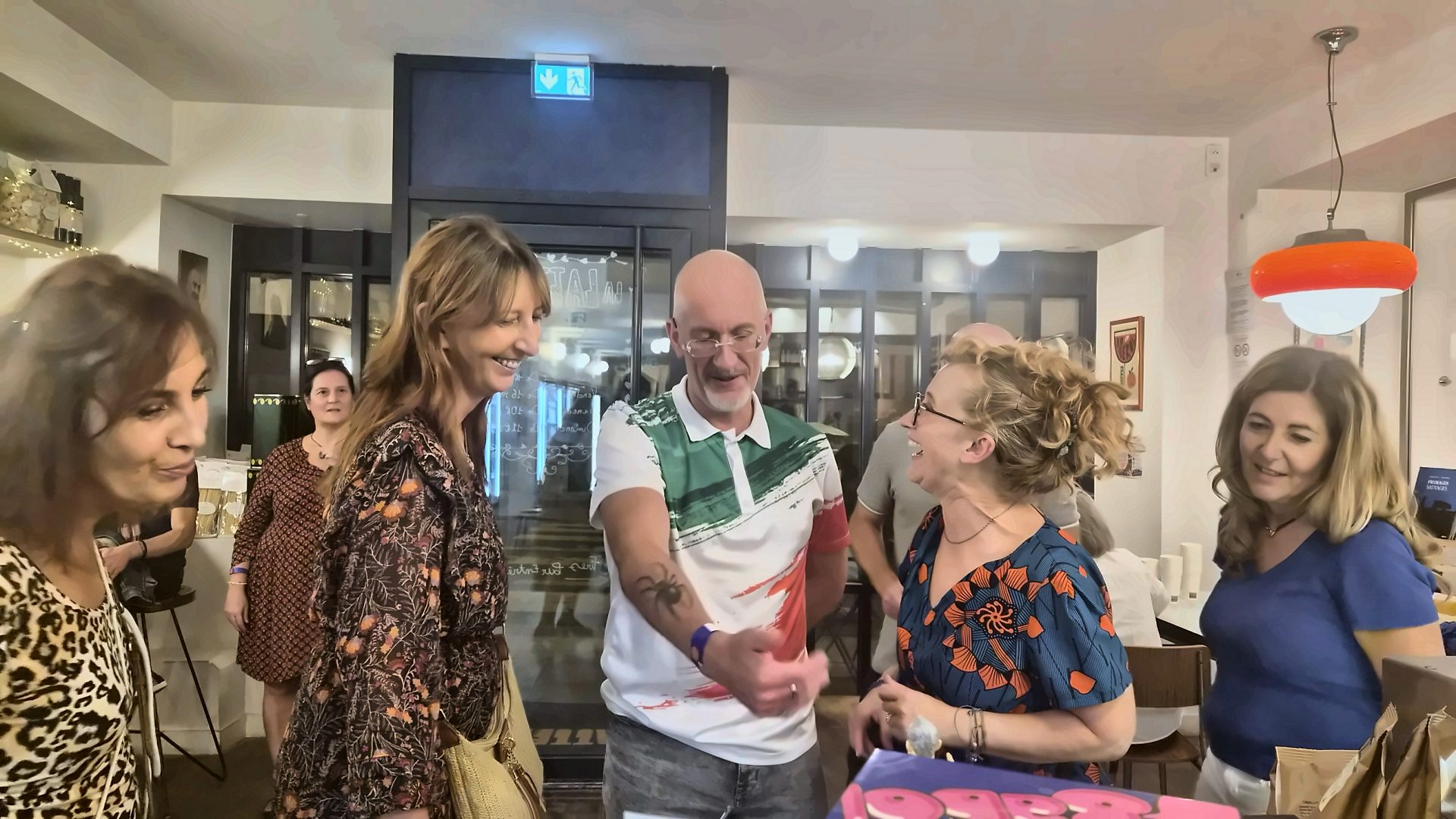 Convives qui rient et discutent à La Latteria lors d'une soirée Spritz Connection à Paris